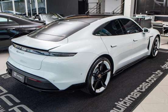 PORSCHE-TAYCAN-2020