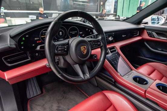 PORSCHE-TAYCAN-2020