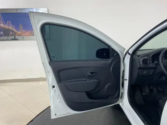 RENAULT-LOGAN-2020