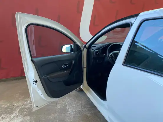 RENAULT-LOGAN-2021