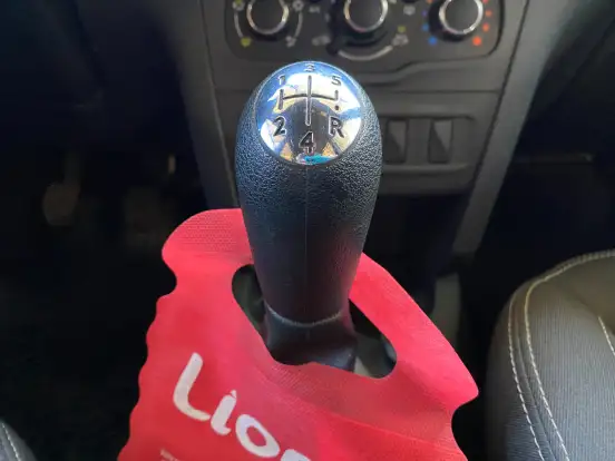 RENAULT-LOGAN-2021