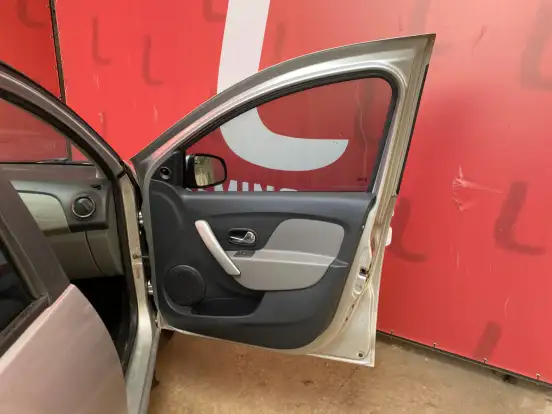 RENAULT-LOGAN-2018