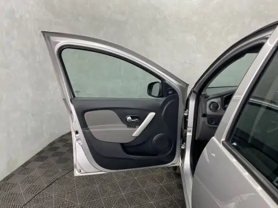 RENAULT-LOGAN-2019