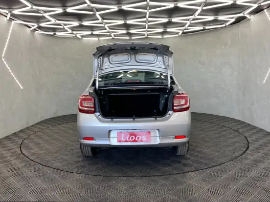 RENAULT-LOGAN-2019