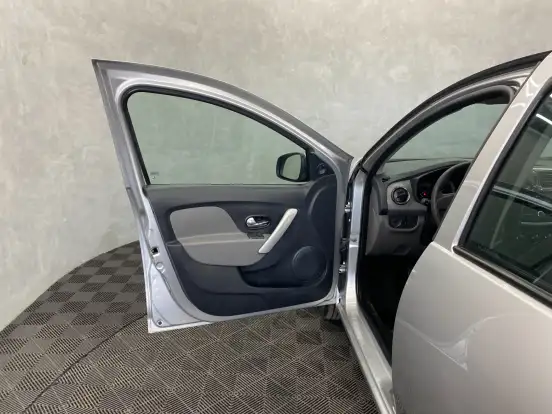 RENAULT-LOGAN-2019