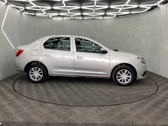 RENAULT-LOGAN-2019