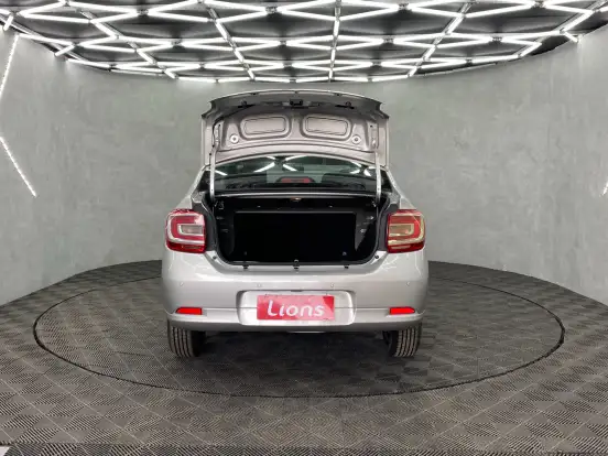 RENAULT-LOGAN-2019