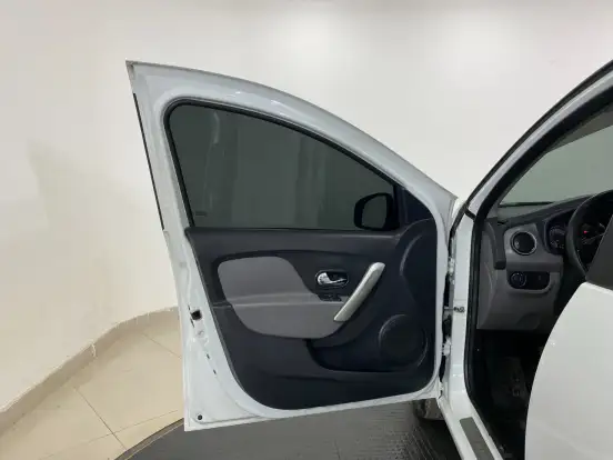 RENAULT-LOGAN-2015