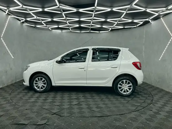RENAULT-SANDERO-2020