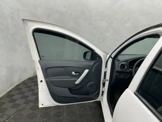 RENAULT-SANDERO-2020
