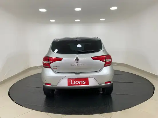 RENAULT-SANDERO-2021