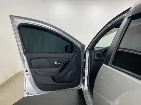 RENAULT-SANDERO-2021