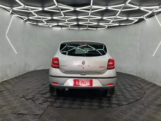 RENAULT-SANDERO-2015
