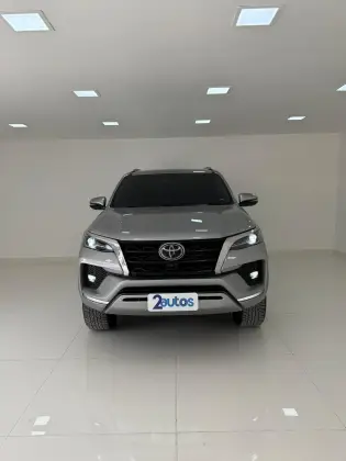 TOYOTA HILUX SW4 2.8 D-4D TURBO DIESEL SRX 4X4 AUTOMÁTICO