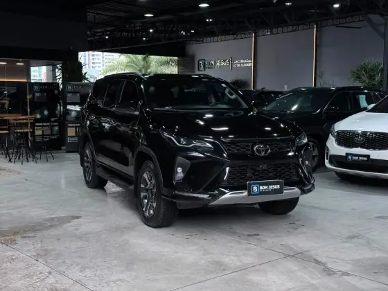 TOYOTA HILUX SW4 2.8 D-4D TURBO DIESEL SRX PLATINUM 7L 4X4 AUTOMÁTICO
