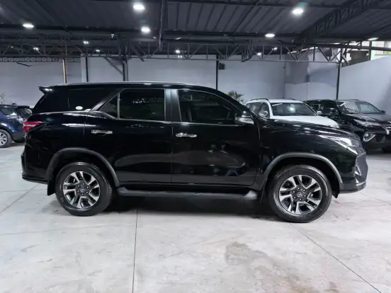 TOYOTA-HILUX SW4-2.8 D-4D TURBO DIESEL SRX PLATINUM 7L 4X4 AUTOMÁTICO TOYOTA-HILUX SW4-2025