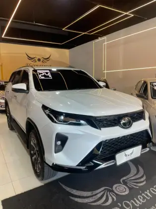 TOYOTA HILUX SW4 2.8 D-4D TURBO DIESEL SRX PLATINUM 7L 4X4 AUTOMÁTICO
