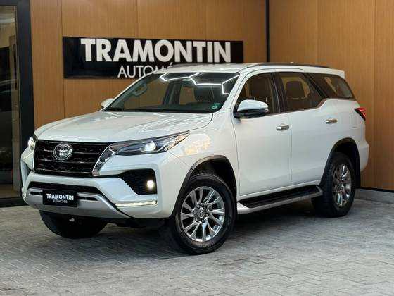 TOYOTA HILUX SW4 2.8 D-4D TURBO DIESEL SRX 4X4 AUTOMÁTICO