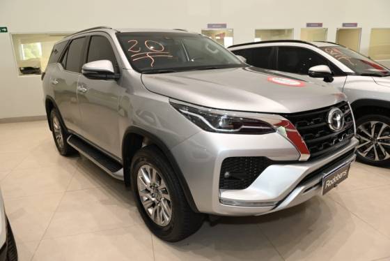 TOYOTA HILUX SW4 2.8 D-4D TURBO DIESEL SRX 4X4 AUTOMÁTICO