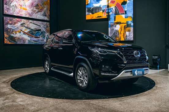 TOYOTA-HILUX SW4-2023