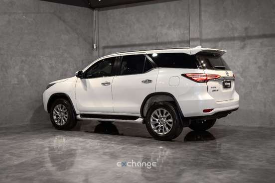TOYOTA-HILUX SW4-2023