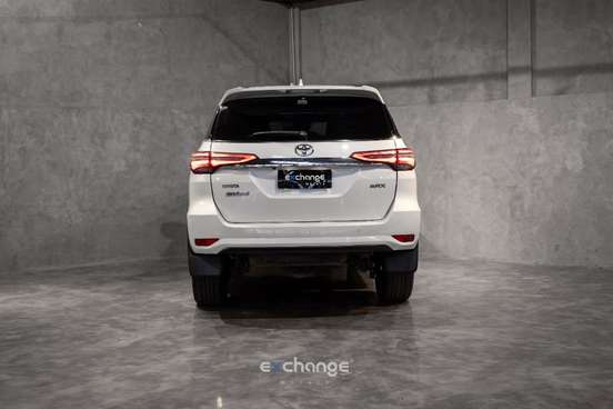 TOYOTA-HILUX SW4-2023