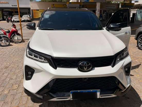 TOYOTA-HILUX SW4-2024