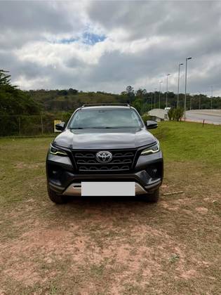 TOYOTA HILUX SW4 2.8 D-4D TURBO DIESEL SRX 7L 4X4 AUTOMÁTICO