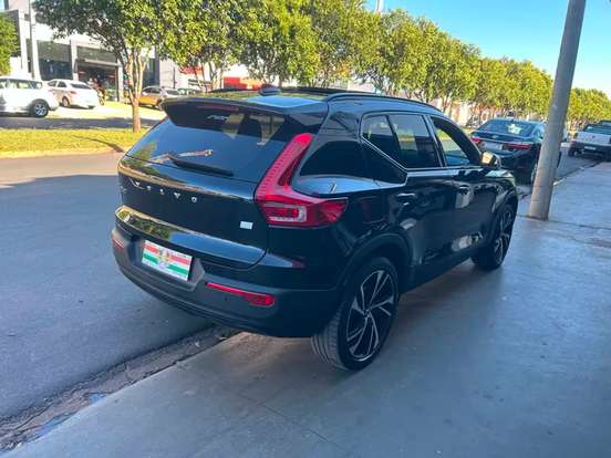 VOLVO-XC40-2020