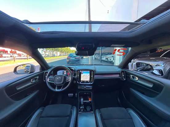 VOLVO-XC40-2020