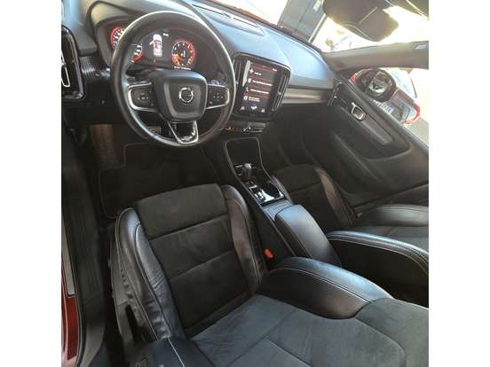 VOLVO-XC40-2019