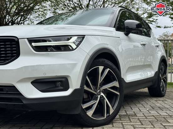 VOLVO-XC40-2018