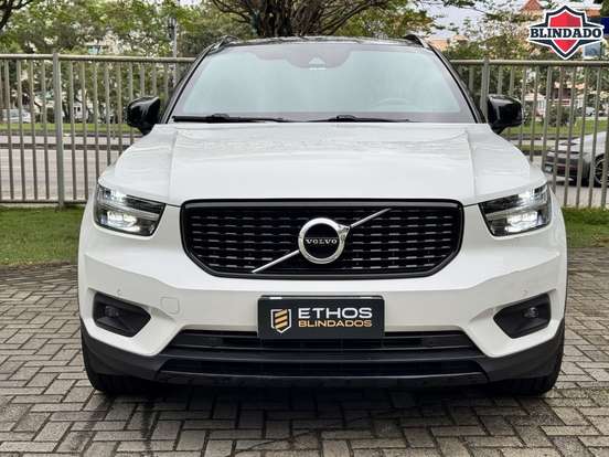 VOLVO-XC40-2018
