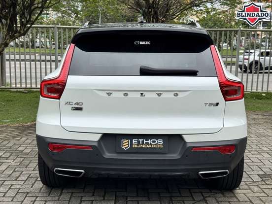 VOLVO-XC40-2018