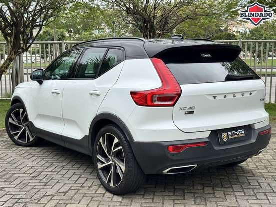 VOLVO-XC40-2018