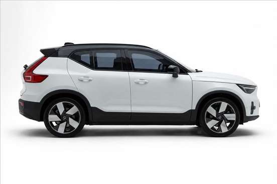 VOLVO-XC40-2023
