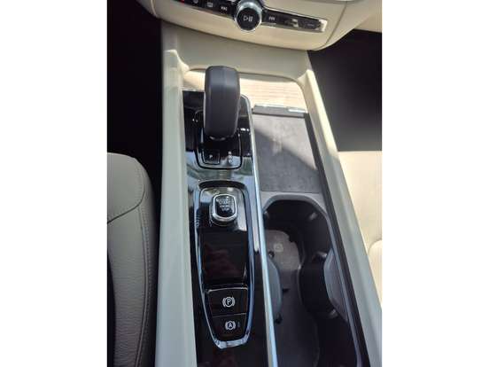VOLVO-XC60-2023