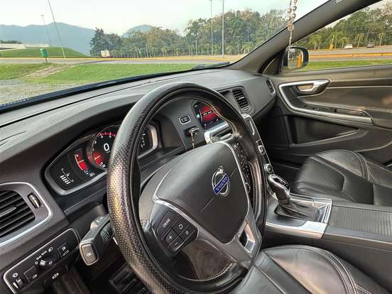 VOLVO-S60-2.0 T5 R DESIGN 16V TURBO GASOLINA 4P AUTOMÁTICO VOLVO-S60-2014