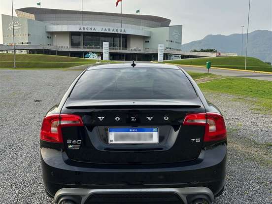 VOLVO-S60-2.0 T5 R DESIGN 16V TURBO GASOLINA 4P AUTOMÁTICO VOLVO-S60-2014