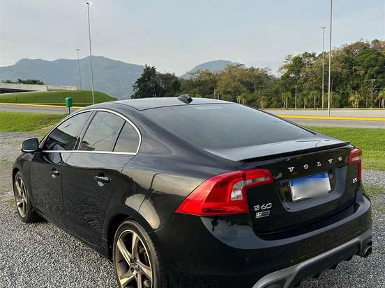 VOLVO-S60-2.0 T5 R DESIGN 16V TURBO GASOLINA 4P AUTOMÁTICO VOLVO-S60-2014