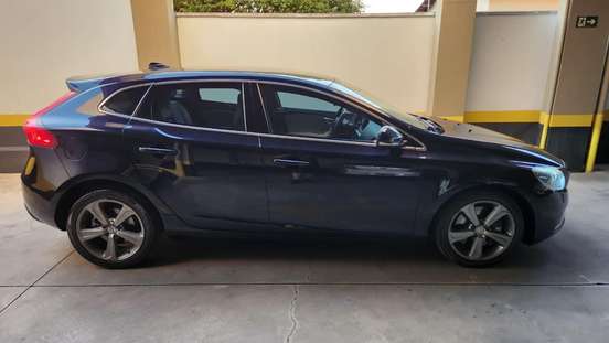VOLVO-V40-2.0 T4 MOMENTUM GASOLINA 4P AUTOMÁTICO VOLVO-V40-2015