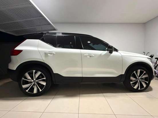 VOLVO-XC40-2022