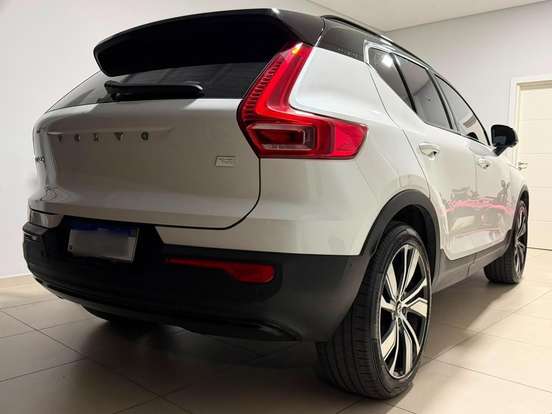 VOLVO-XC40-2022