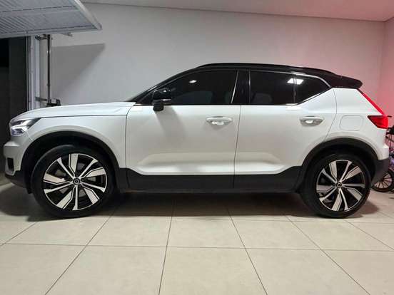 VOLVO-XC40-2022