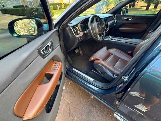 VOLVO-XC60-2021