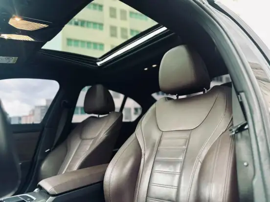 BMW-320i-2023