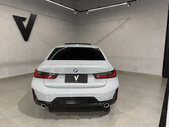 BMW-320i-2023