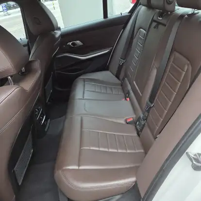 BMW-320i-2023