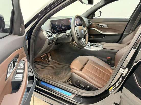BMW-330e-2024