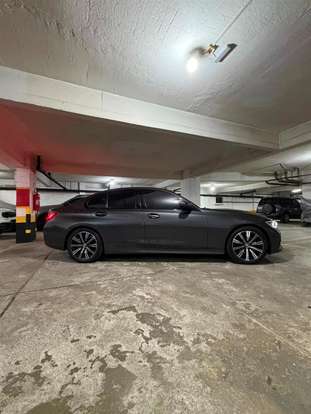BMW-320i-2022